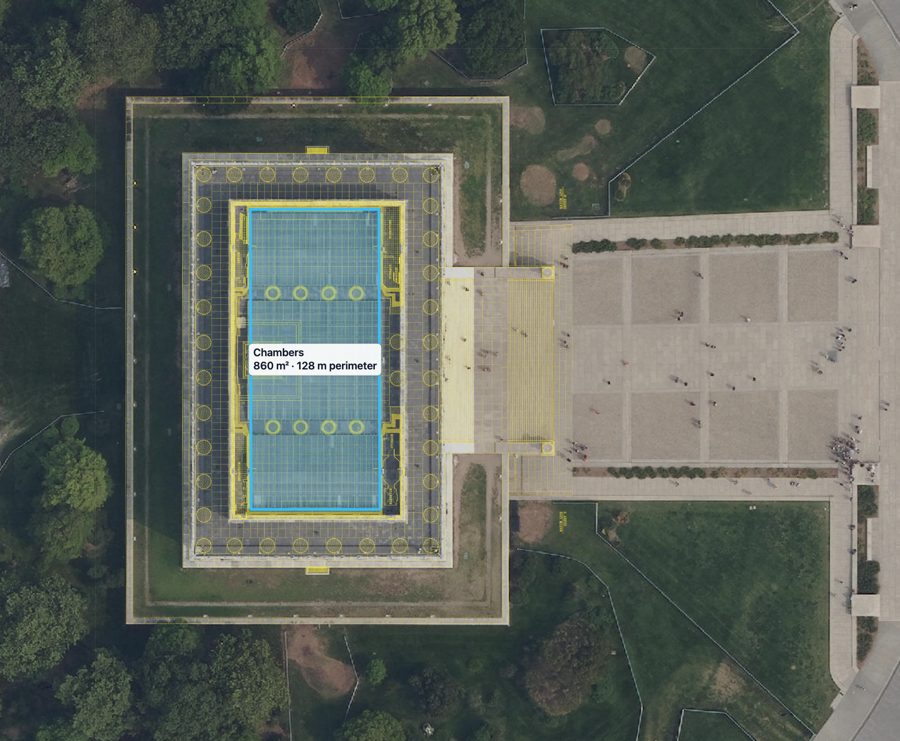 The Lincoln Memorial main level plan, pinned in Plotlay onto 8 cm aerial imagery: every column of the drawing sits on the real colonnade; the chambers are traced and measured at 860 square metres.